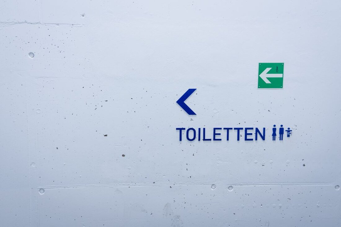 Menschen mit Behinderungen haben täglich mit vielen Unannehmlichkeiten zu kämpfen. Ein weiteres Problem sind die Toiletten, die nicht für ihre Bedürfnisse geeignet sind. Sehen Sie, was die Vorschriften über mobile Toiletten für Behinderte sagen. Wie sollten mobile Toiletten für Menschen mit Behinderungen aussehen? Mobile Toiletten sehen in der Regel sehr ähnlich aus, obwohl die Toiletten für Menschen mit Behinderungen größer sind. Nicht ohne Grund, denn oft muss man sie mit dem Rollstuhl erreichen, sodass die Türen und die Kabine selbst größer sein müssen. Die Vorschriften regeln dieses Thema genau und es wurde festgelegt, dass die Mindestgröße der Toilette 1,5 × 1,5 m beträgt. Im …